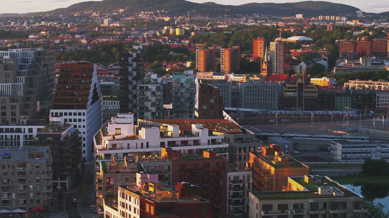 Oslo sentrum fra luften i kveldssol